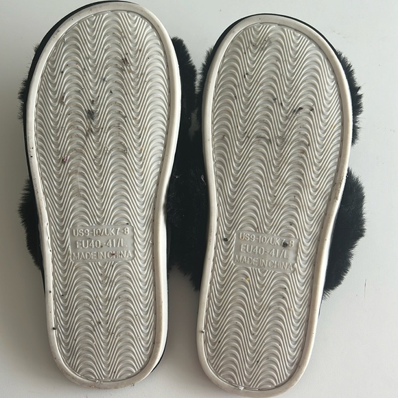 Women’s black faux fur slippers Used - Picture 2 of 2